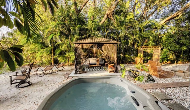Tropical Paradise House 5 min from the Beach!
