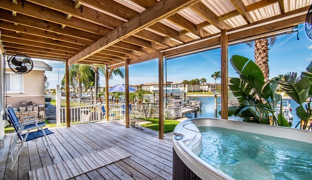 Tropical Waterfront Home/Hot Tub/Dock, Gulf Harbors