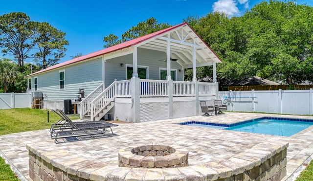 Tropical Winds - Heated Pool & Firepit! Walk to the Beach!