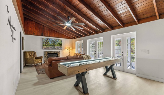 Ultimate Farmhouse Getaway: Shuffleboard, Lounge, Fire-pit & More!n