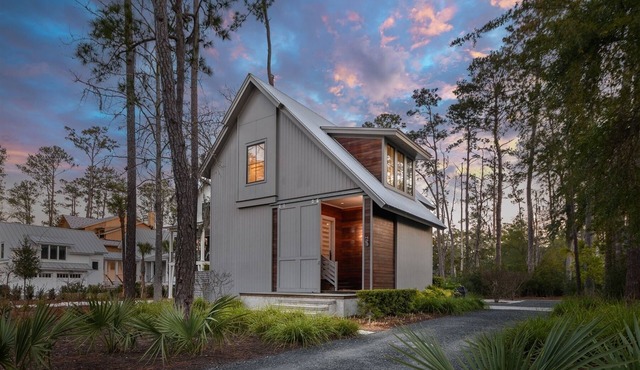 Unique Modern Cottage w/Firepit, Close to Moreland Amenities