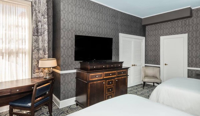 Unique Victorian Stay | Steps from Waterfront | 0.1mi to State House in Annapolis