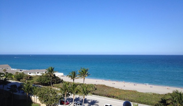 Updated 2 Bedroom Condo in Jupiter Beach Ocean Racquet with Short walk to Beach