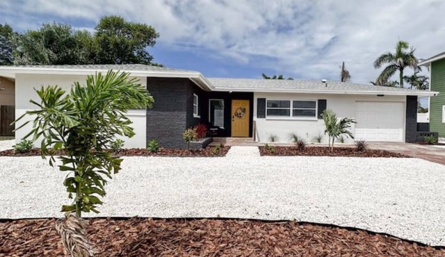 Updated Cozy & Tropical Home/2 Miles to Beach/Quiet Neighborhood