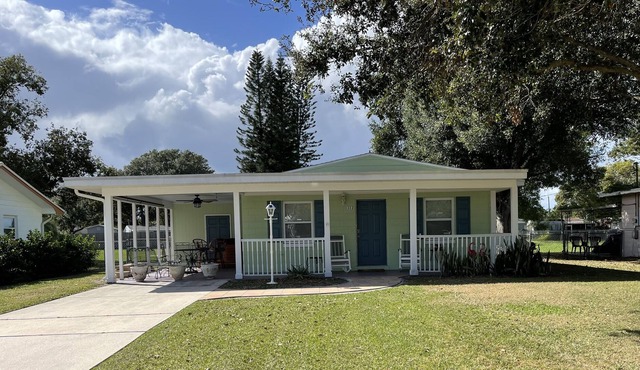 Upgraded, fully equipped 3 bedroom private home. Quiet location - near