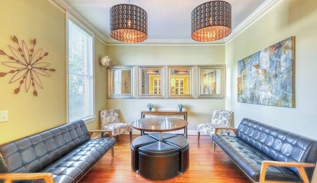 Upscale Savannah getaway with WiFi - one mile from downtown