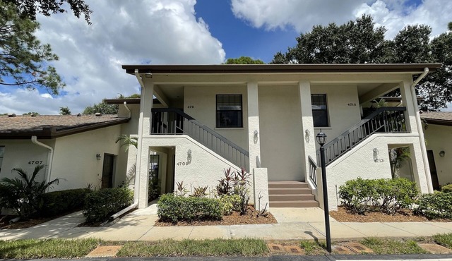 Upstairs 2bed/2bath Condo in The Meadows!