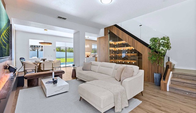 Upstay Contemporary Retreat w Pool, BBQ & Backyard