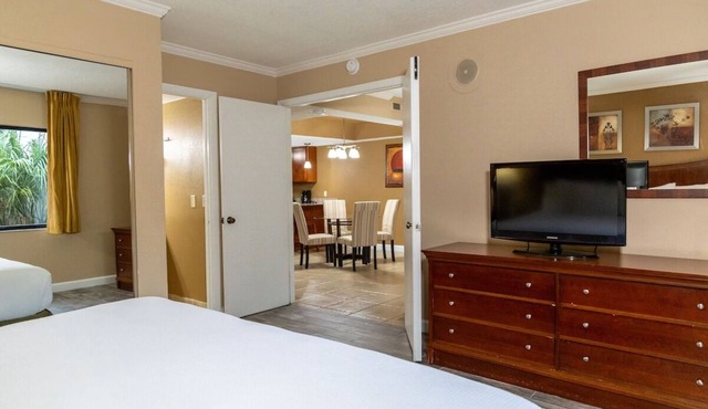 Vacation Day Is Always A Great Idea! 2 Convenient Units, Free Parking, Hot Tub