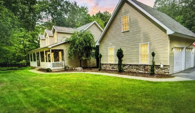 Vacation/Executive rental . Charming 3-bedroom furnished house in Mountain Top