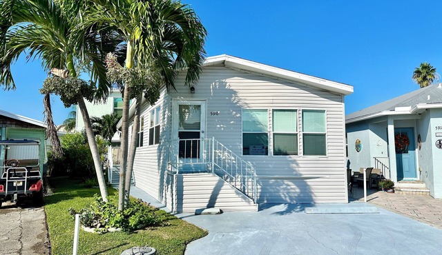 Very Comfortable 2 bedroom 1 bath beach house. Fully equipped kitchen