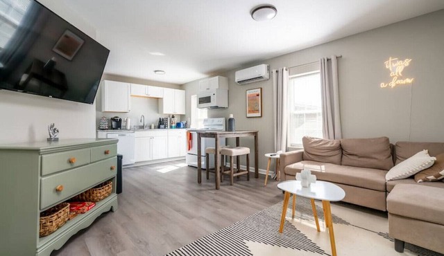 Vibrant 1 bed APT near Downtown Cola!