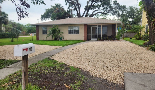 Views of the Manatee. Close to dining and Downtown Bradenton.