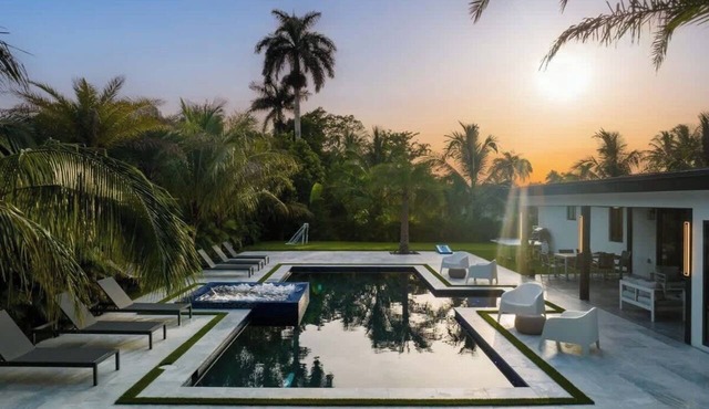 Villa Bellavista, Tropical 5BR Oasis with Private Pool