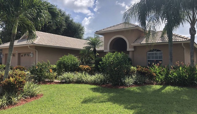Villa Bonita Springs! Gated community! 3 min to beach, golf course view, pool!