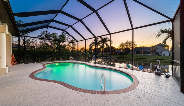 Villa Sunset with heated Pool and Privacy on the canal