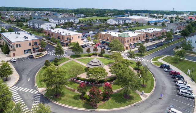 Villages of Five Points 3rd floor condo - great location & amenities!