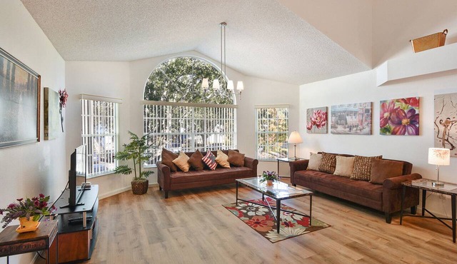 Villas at Somerset, 2nd (top) floor condo, community pool, clubhouse, Wi-Fi