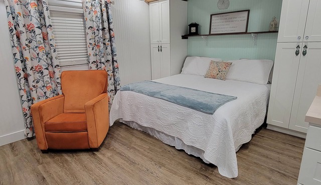 Vintage Charm on Peaceful Mini Farm - Pet Friendly