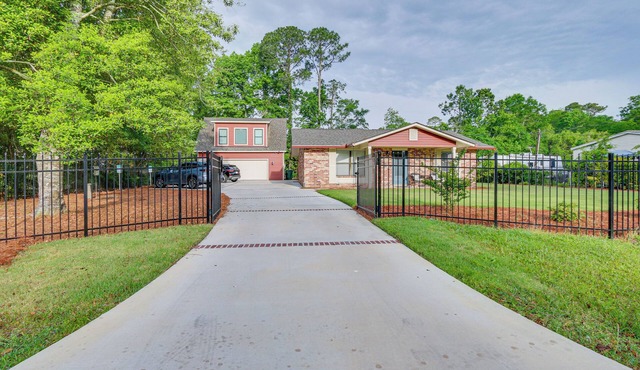 Walk to Restaurants: Bluffton Retreat w/Patio