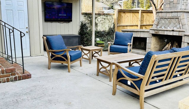 Walk to Shem Creek, Fire Pit, Outdoor TV, Ice Machine & Minutes to Charleston