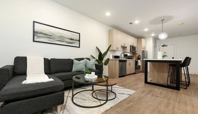 Walkable Shadyside Stay Apt, Free Parking, Hulu, Disney+ & Gym