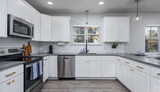 Walkable & Stunning 1BR Gem with free parking in Camp Hill