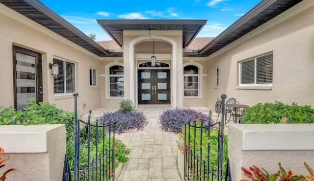 Wally's Fairway To Haven: Discover Your Paradise: Rental with Lake View, Pool, and Golf Access!