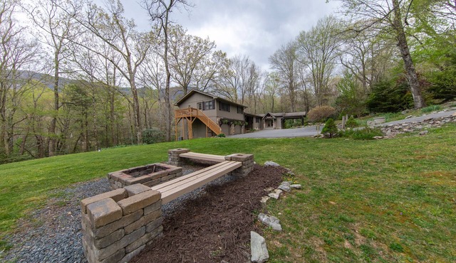 Waterfalls in Your Backyard + 7 Bedrooms! 3 Miles to Sugar Mountain!