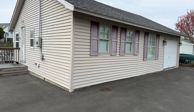 Waterfront 1-bedroom cottage with dock in charming Fairfield