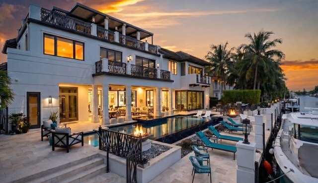 Waterfront 6BR Estate for 18 w/Infinity Pool, Spa, Private Dock, Wine Cellar in Fort Lauderdale