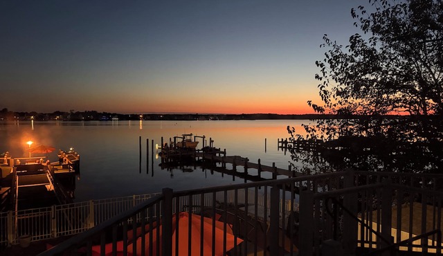 Waterfront 7-bed, 5 bath with gaming, hot tub & pool on Kettle Creek Bay NJ