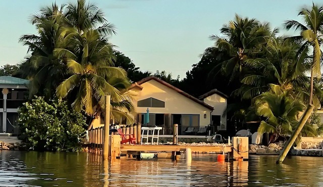 Waterfront Beauty 10-guests, Dock, Kayaks and more