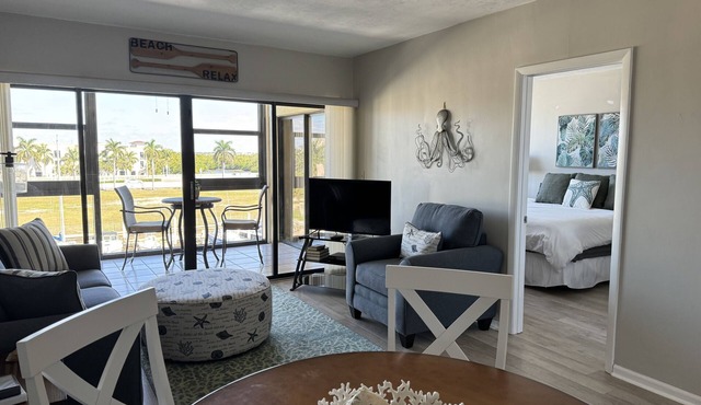 Waterfront Condo, minutes to downtown Old Naples