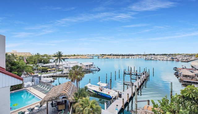 Waterfront Dock Pool Condo Near Duval St Pet OK