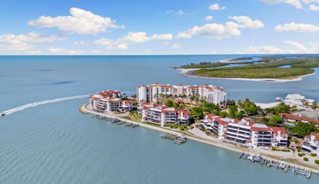 WATERFRONT PARADISE-1ST FLOOR LUXURY 2/2 CONDO ON TROPICAL ISLAND-ISLES OF CAPRI