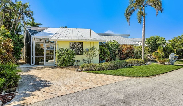 Waterfront Retreat: Charming 2-BR Home w/AC, Dock & Peaceful.