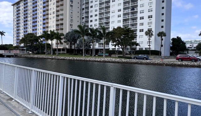 Waterfront views ,Cozy 1-bedroom apartment in charming Sunny Isles Beach with AC