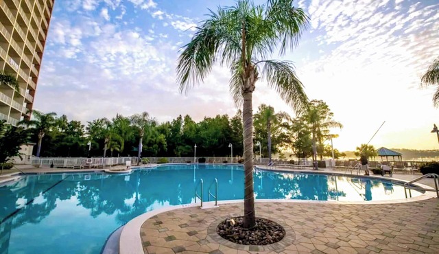 Waterfront Views 1 mile to Disney w/pool & Hot Tub