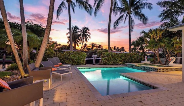 Waterfront Villa, Pergola & Pool near beach