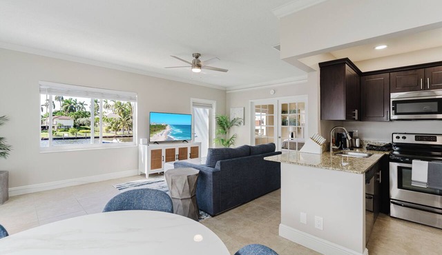 Waterfront Walk to Beach Pool & Hot Tub Watch the Boats