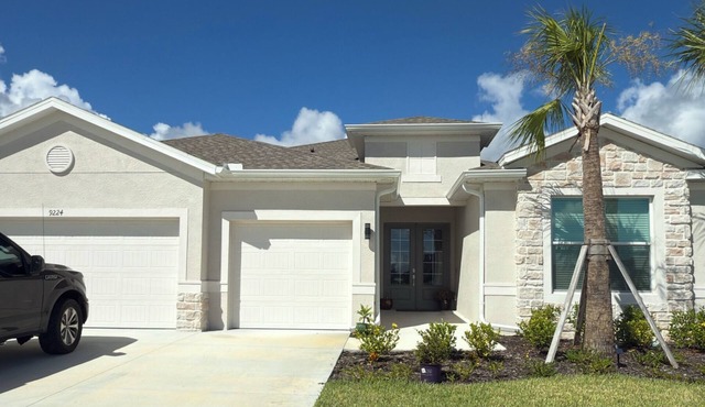 Welcome to a golfer's paradise in this charming 2-bedroom house