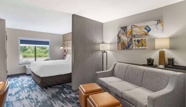 WestGate Mall King Suite Breakfast, gym, pool