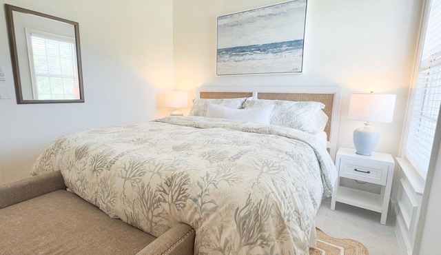 Windsor Lodge Unit 20, studio, close to the beaches, pool access