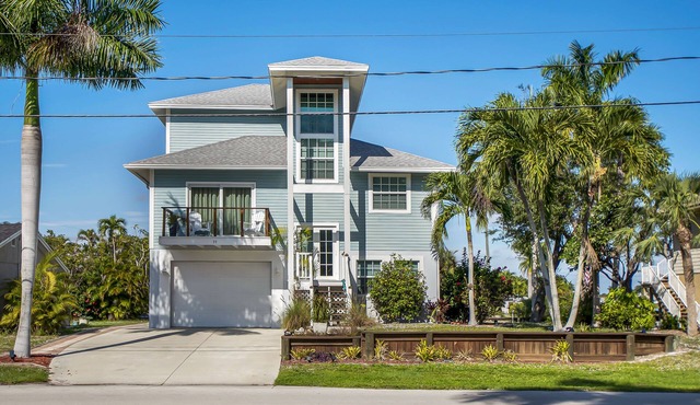 Winter Getaway by the Bay. Direct Water View! Near Marco Island Beaches.
