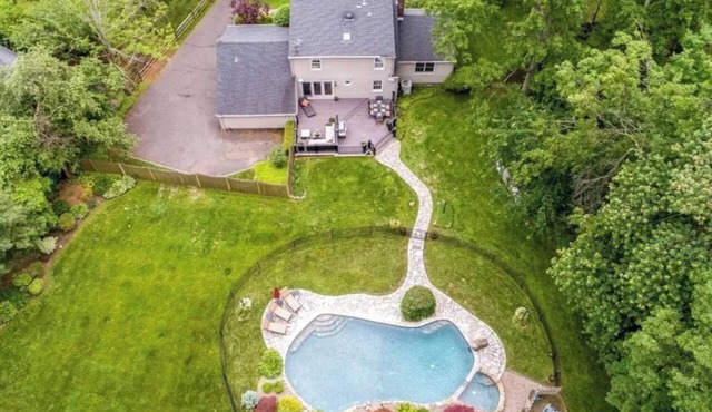 WORLD CUP LUXE–Walk to Train+Heated Pool & Spa-20 Min to Newark Airport-Sleep 10
