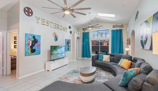 Yesterday Villa, 5BR/4BR Disney Home, Heated South-Facing Pool, 3 Mi to Disney