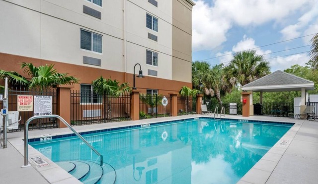 You Found it, Fort Myers Getaway! Outdoor Pool & BBQ Facility, Free Parking