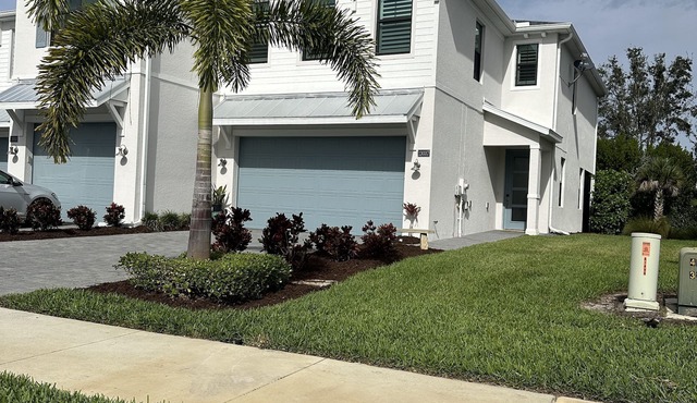 Your Dream Naples Seasonal Home: Elegant Townhouse Between Mercato & 5th Ave