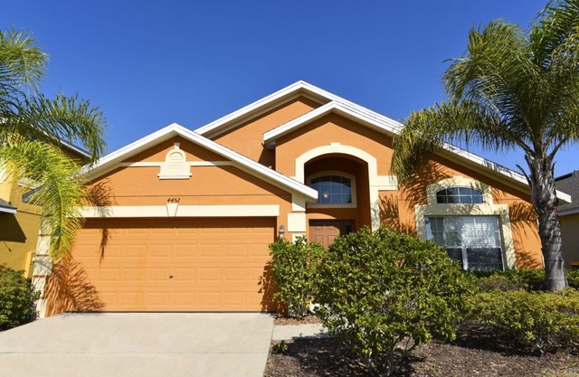 Beautiful 4 Bed pool home close to Disney